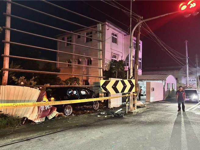 高雄路竹區大仁路口21日凌晨0時許發生一件自撞交通號誌桿的死亡車禍，圖為車禍現場。（翻攝照片／林瑞益高雄傳真）