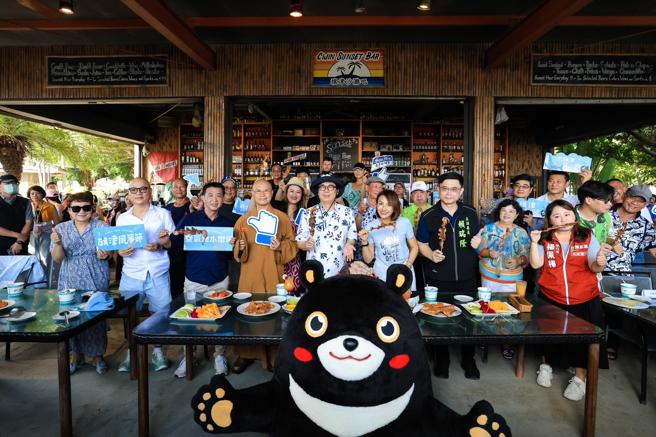 2024旗津风筝节登场，市长陈其迈与来宾们推荐并品嚐旗津美食。（图片来源：高雄市观光局提供）