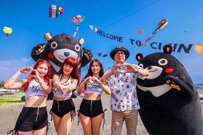 2024旗津风筝节登场，市长与全家海神啦啦队，高雄熊，12米高雄熊风筝开心合照。（图片来源：高雄市观光局提供）