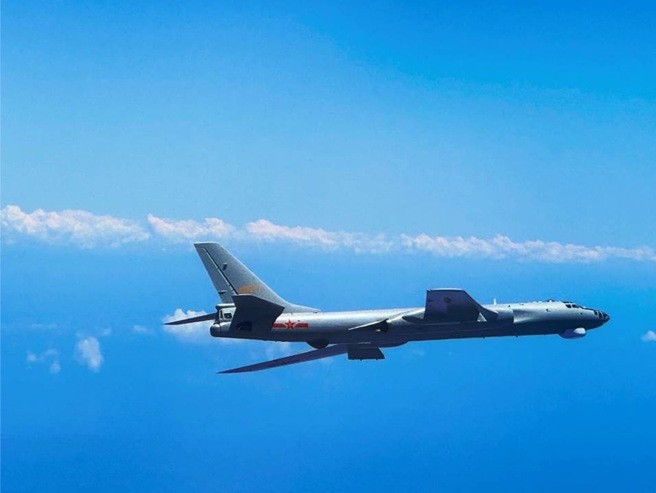 共军军机持续对台进行袭扰，近期它们多次从北、中、南三方向进入我空域。图为共军轰-6轰炸机。（图 / 国防部提供）