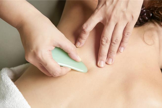 炎炎夏日常让人热到晕头转向，不少人会在中暑时利用刮痧缓解症状。（示意图：shutterstock／达志）