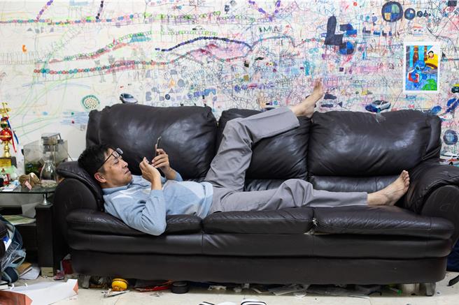 台湾艺术家黄迦入围第7届「DIOR新秀摄影奖」，以绘画、拼贴、录像、摄影方式呈现的系列作品「Silence Is Speaking」荣获2024年度首奖。作品跟拍在家中尽情绘画的两自闭症兄弟。（黄迦提供）