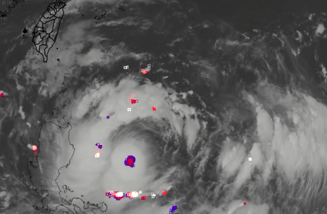 过去24小时凯米颱风核心的对流云簇由东向西调整，颱风路径增加变数。（翻摄自天气风险脸书）