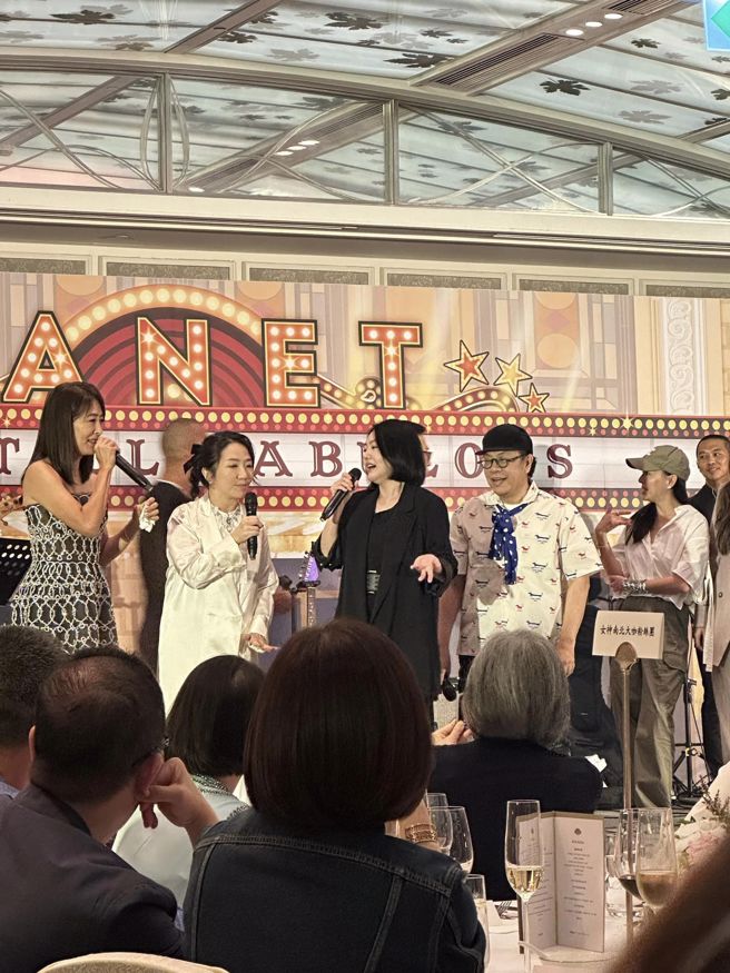 小S和蔡康永出席贾永婕庆生派对，形成另类《康熙来了》合体。（图／好门媳妇的秘密生活郁小方脸书）