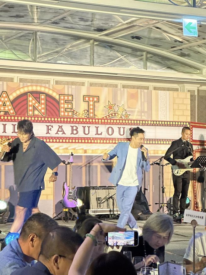 王仁甫和岑永康接着合体献唱《青春不能留白》。（图／好门媳妇的秘密生活郁小方脸书）