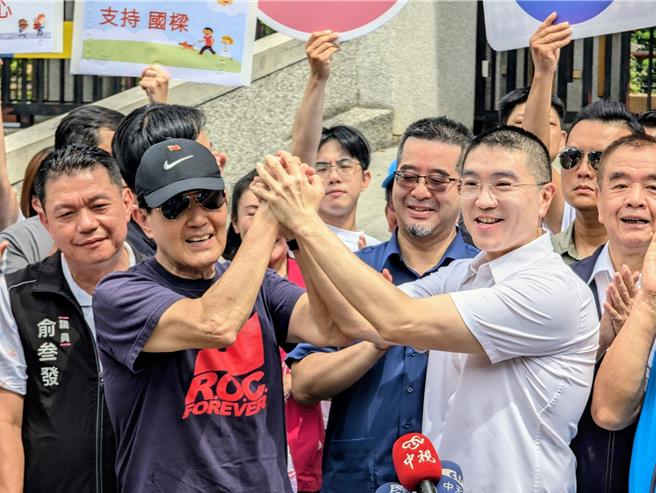 前總統馬英九（前左）21日到基隆為基隆市長謝國樑（前右）進行街頭宣講，謝主動要求與馬緊緊握手，希望能夠「勝利再握」。（張志康攝）