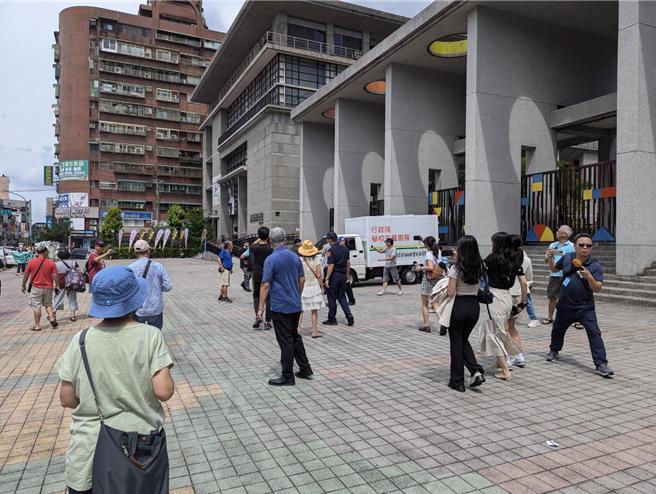 馬英九宣講時有獨派團體現場高喊口號鬧場，迅速遭現場員警帶離。另外在活動開始前，也有獨派團體在現場舉旗，也遭警方勸離。（張志康攝）