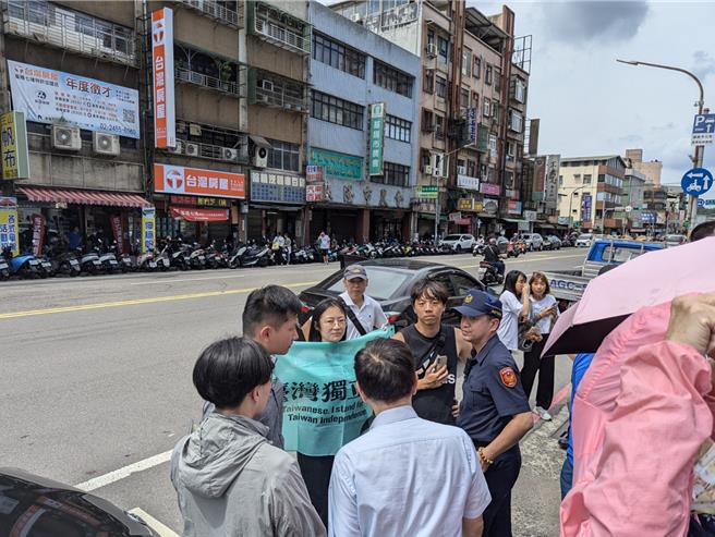馬英九宣講時有獨派團體現場高喊口號鬧場，迅速遭現場員警帶離。另外在活動開始前，也有獨派團體在現場舉旗，也遭警方勸離。（張志康攝）