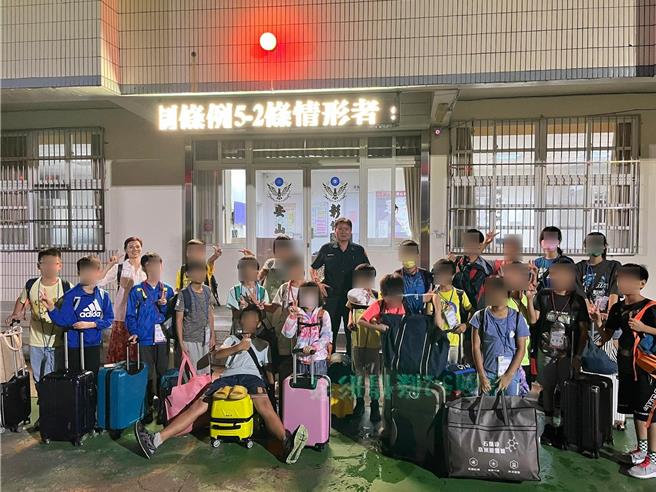 彰化县芬园乡同安国小连办3梯次的「探索同安-啡笔寻嚐」暑期Summer Camp特色游学，安排队员夜宿安山派出所，可夜赏百万美丽夜景。（彰化县政府提供／孙英哲彰化传真）