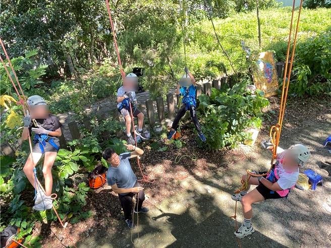 彰化县游学中心总部结合种子学校在今年暑期开立23场次课程，其中有营队让学生体验树攀。（彰化县政府提供／孙英哲彰化传真）