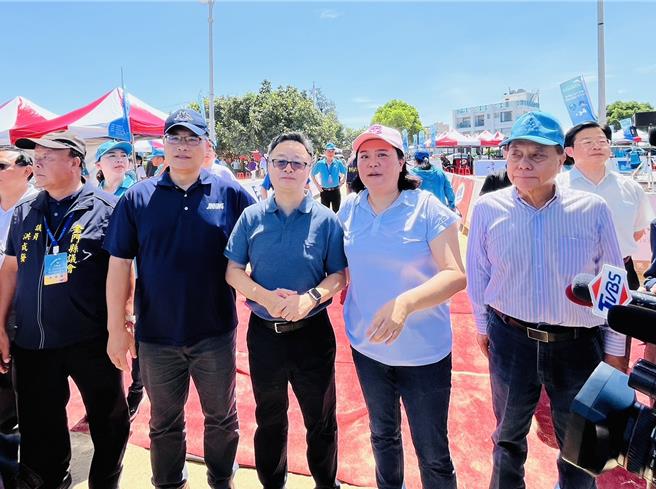 海基会秘书长罗文嘉（中）今天上午出席「金厦泳渡」开幕典礼，为参赛选手加油打气。（照片由海基会提供）