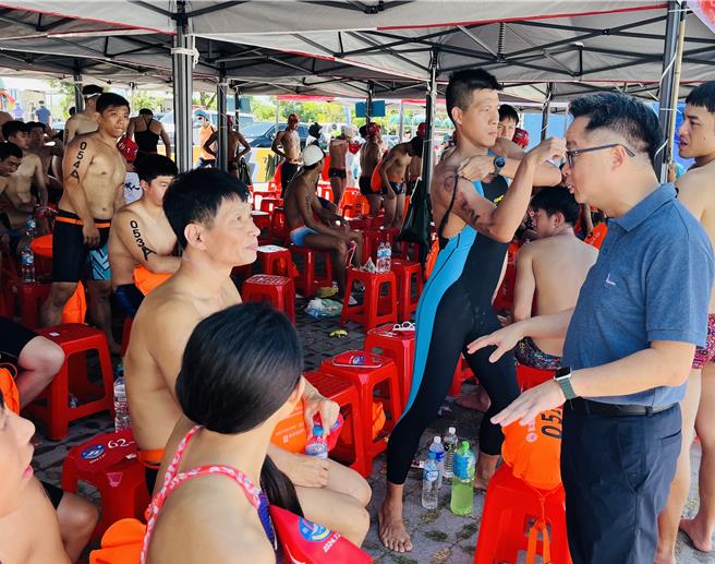 海基会秘书长罗文嘉（右）今天上午出席「金厦泳渡」开幕典礼，为参赛选手加油打气。（照片由海基会提供）