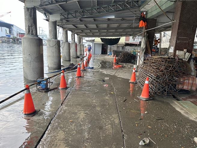 每年農曆六至八月的15至18日均有大潮發生，高雄旗津21日（農曆6月16日）清晨6至8時旗津部分低窪區域有發生道路積水，圖為大關路30巷海水倒灌情形。（水利局提供／林瑞益高雄傳真）