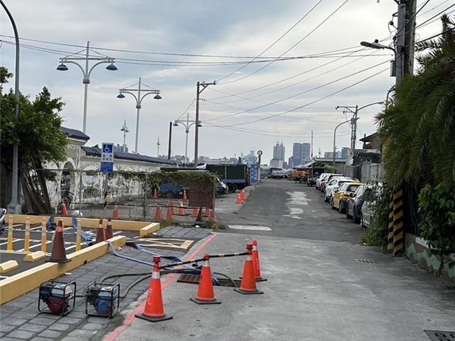 為預防農曆六至八月的15至18日的天文大潮引起海水倒灌，高雄市水利局在旗津區發祥街預布抽水機組。（水利局提供／林瑞益高雄傳真）