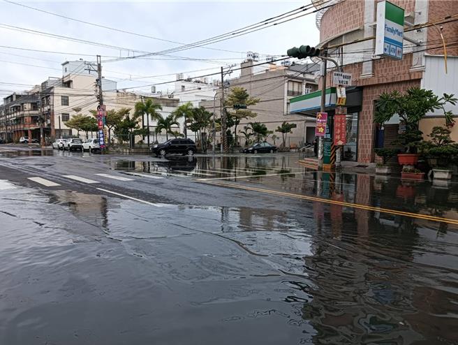 逢年度天文大潮，屏東縣東港鎮東津里21日一早6時許道路開始積水，至8時許積水約有10公分高，所幸9時許積水漸退未傳出災情。（葉而項提供／謝佳潾屏東傳真）