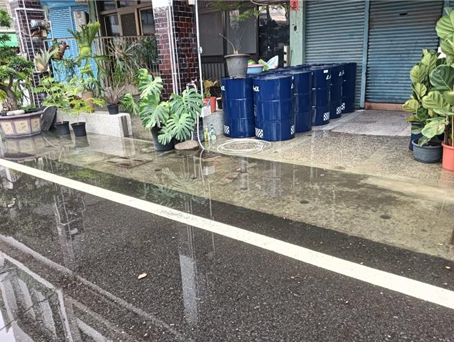 逢年度天文大潮，屏東縣東港鎮東津里21日一早6時許道路開始積水，至8時許積水約有10公分高，所幸9時許積水漸退未傳出災情。（葉而項提供／謝佳潾屏東傳真）