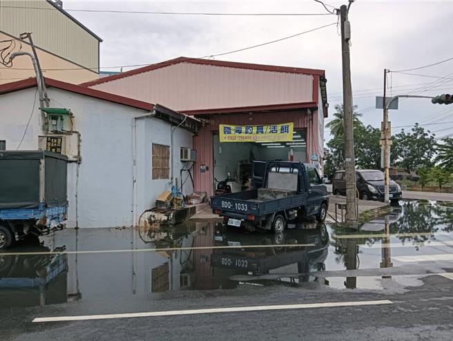 逢年度天文大潮，屏東縣東港鎮東津里21日一早6時許道路開始積水，至8時許積水約有10公分高，所幸9時許積水漸退未傳出災情。（葉而項提供／謝佳潾屏東傳真）