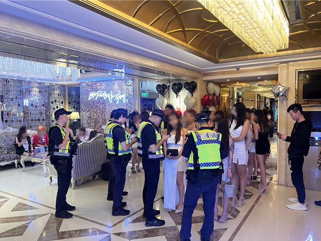 桃园警察分局于昨日夜间出动百名警力落实执行雷霆除暴勤务。(翻摄照片／蔡依珍桃园传真)