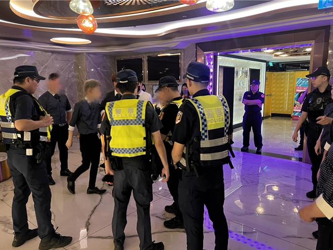 桃园警察分局于昨日夜间出动百名警力落实执行雷霆除暴勤务。(翻摄照片／蔡依珍桃园传真)