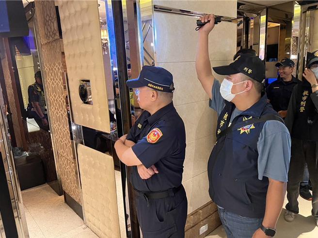 桃园警察分局于昨日夜间出动百名警力落实执行雷霆除暴勤务。(翻摄照片／蔡依珍桃园传真)