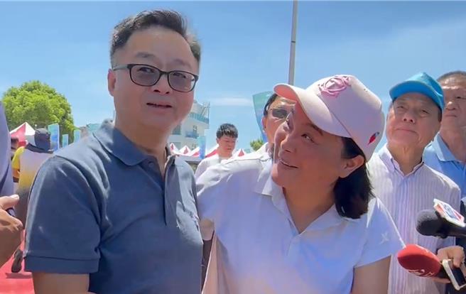 海基会副董事长兼秘书长罗文嘉（左）和立委陈玉珍（右）21日出席「金厦泳渡开幕典礼」。（读者提供）