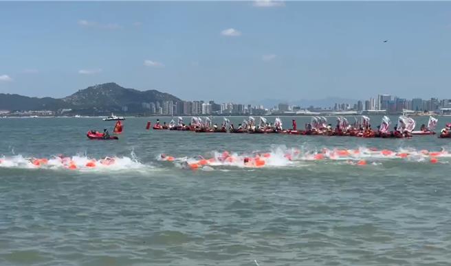 第21届金门海上长泳暨第12届金厦泳渡21日于金门县烈屿乡双口海滩登场。（读者提供）