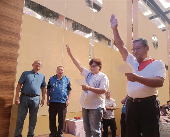 原屬無黨籍的台中市原住民議員朱元宏、古秀英回歸國民黨，藍軍議員齊聚展現大團結。（台中市議會國民黨團提供／陳淑娥台中傳真）