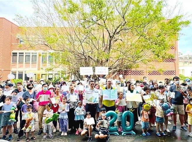 彰化市立图书馆21日举办「阅读派对．知识嘉年华」20周年馆庆系列活动，参与「晒书活动」的爱书人摊开书籍，沐浴艳阳下。（彰化市公所提供／孙英哲彰化传真）