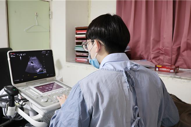 肝胆肠胃科医师吴家庆帮民眾检查腹部超音波。（院方提供／李京升苗栗传真）