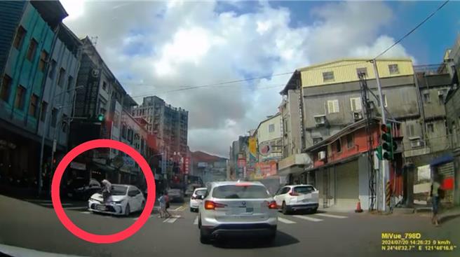 阿嬤闖紅燈遭撞飛。（民眾提供／吳佩蓉宜蘭傳真）