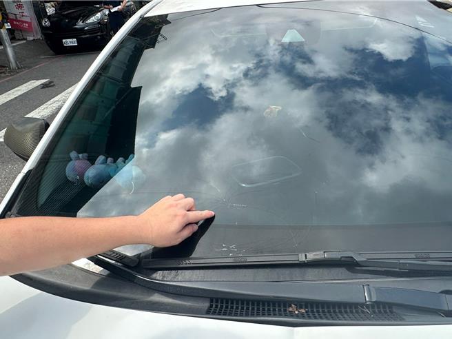 吳男的車子擋風玻璃及引擎蓋皆受損。（警方提供／吳佩蓉宜蘭傳真）