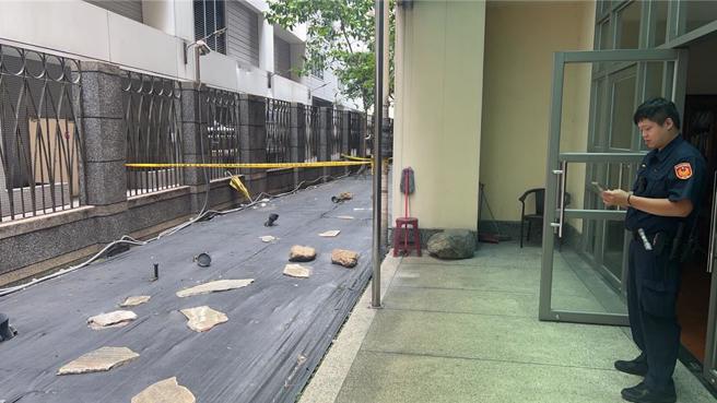 苏姓补习班负责人日前因涉及「创意私房」偷拍案遭检警约谈，19日上午坠楼，后续又被起底疑似为PTT站长。（图／中和警分局提供）