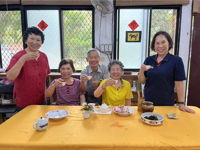 新竹市共餐據點今年首次舉辦「茶藝美學」課程， 開啟長者五感體驗。（新竹市政府提供／陳育賢新竹傳真）