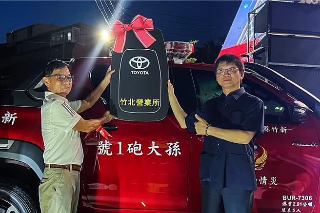 明新吊车工程企业公司董事长孙金清（左) 捐赠消防救灾车，新竹县消防局长陈中振（右）代表受赠。（新竹县消防局提供／罗浚滨新竹传真）