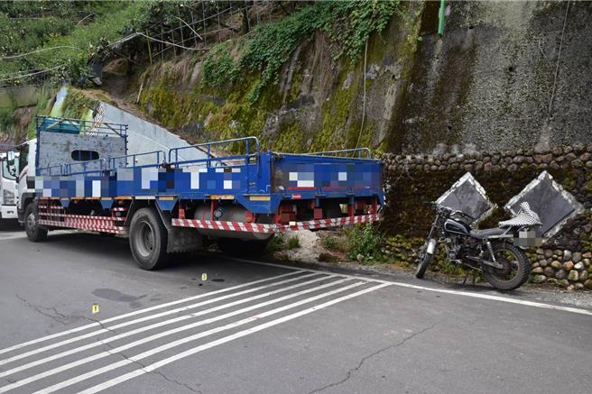 赖姓士官及机车不慎自撞路边违停大货车，当场无生命迹象，送医急救仍伤重不治。（民眾提供／潘虹恩台中传真）