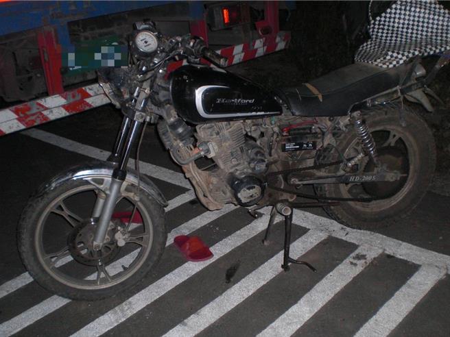 赖姓士官骑机车自撞路边违停的大货车。（民眾提供／潘虹恩台中传真）