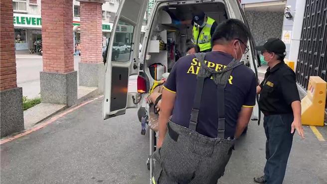 女騎士不明原因連人帶車掉落水溝，機車起火燃燒，導致她被二度灼傷。（讀者提供／蔡旻妤台東傳真）