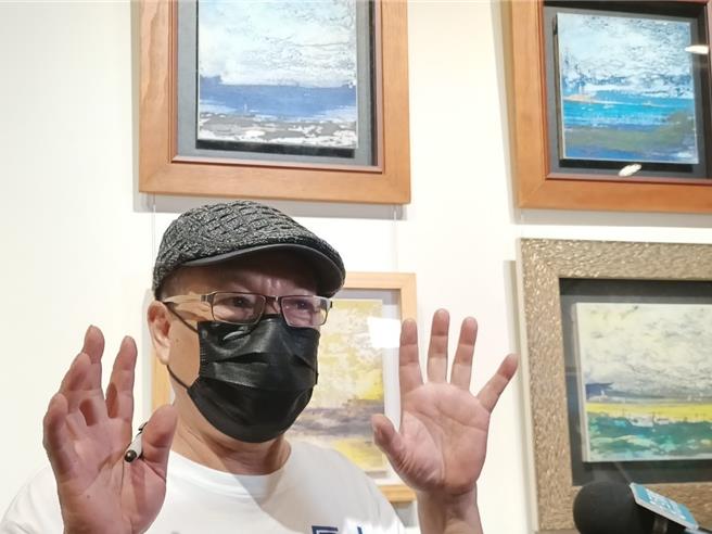 黄运祥从建筑业退休后转型为全职画家，并以数十年职涯经验独创以硅酸钙板代替传统画布创作的「厚工水彩」技法。（彰化生活美学馆提供／孙英哲彰化传真）