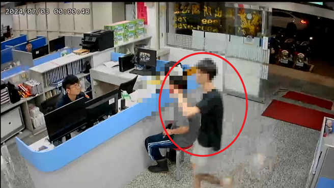 載孕妻去醫院卻頻遇紅燈，男子（紅圈處）直奔派出所求助，暖警3分鐘順利完成任務。（翻攝畫面）