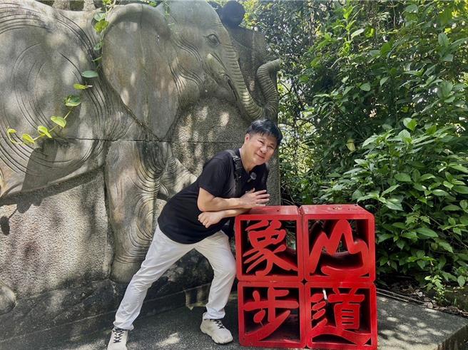 胡瓜到象山步道出巡拍影片。（下面一位提供）