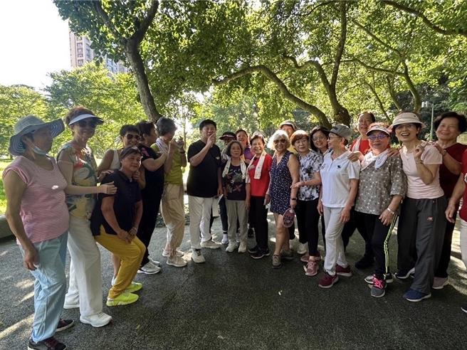 胡瓜（中黑衣）受到不少婆媽歡迎。（下面一位提供）