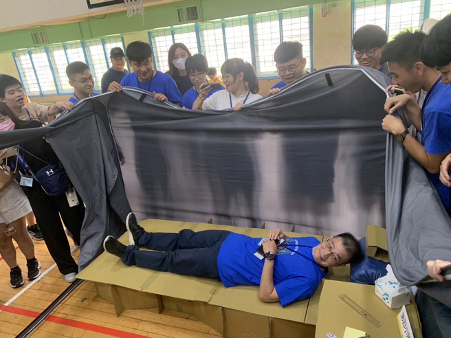 让参加的大专生体验搭建紧急避难所及学习急救相关。（翻摄画面）