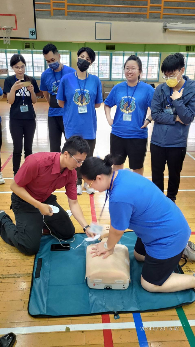 让参加的大专生体验搭建紧急避难所及学习急救相关。（翻摄画面）