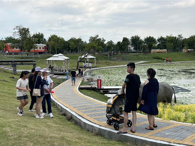 全台唯一鐵路維修觀光機廠「潮州鐵道園區」開幕1年多來，已吸引65萬人次入園參觀，B0T業者有信心今年會突破百萬人次。（謝佳潾攝）