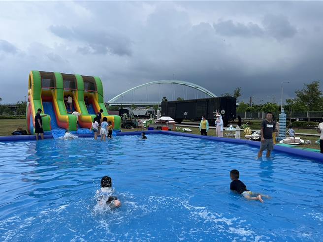 全台唯一鐵路維修觀光機廠「潮州鐵道園區」開幕1年多來，已吸引65萬人次入園參觀，B0T業者有信心今年會突破百萬人次。（謝佳潾攝）