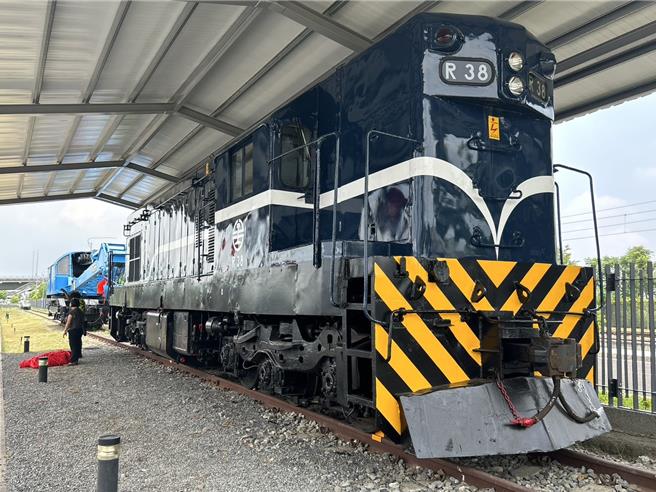 潮州鐵道園區近日除引進超過60年歷史的R38柴電機車與日立38噸救險吊車外，之後還有10輛商用車輛將進駐，不僅主打鐵道迷朝聖地，還將打進親子市場。（謝佳潾攝）