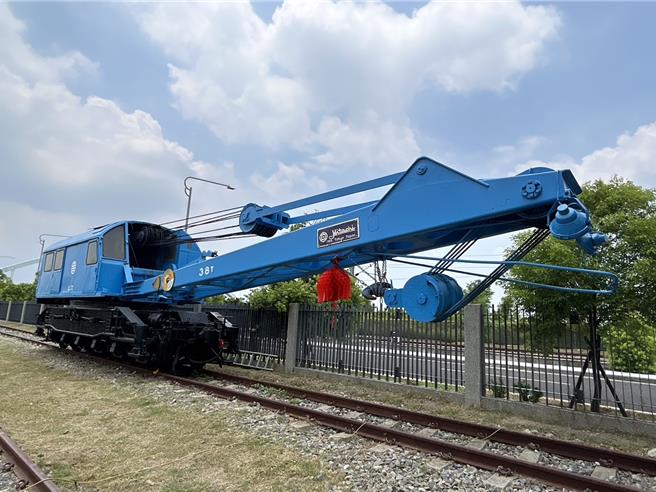 潮州鐵道園區近日除引進超過60年歷史的R38柴電機車與日立38噸救險吊車外，之後還有10輛商用車輛將進駐，不僅主打鐵道迷朝聖地，還將打進親子市場。（謝佳潾攝）