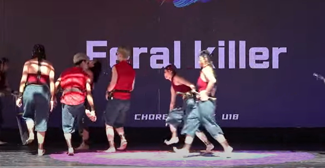 選手赤腳上台比賽，但是因為舞台太燙，大家都在摸腳，最後忍痛比完，5人送醫。（翻攝新光盃熱門街舞大賽直播）