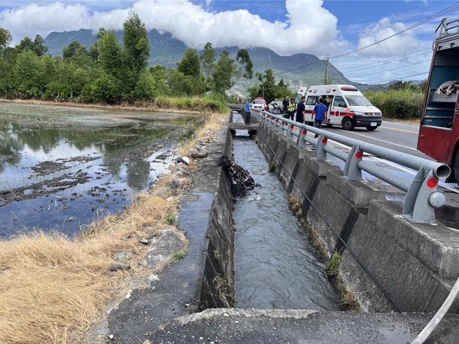 台東縣鹿野鄉21日下午1時許發生機車掉落水溝起火意外。（關山警分局提供／蔡旻妤台東傳真）