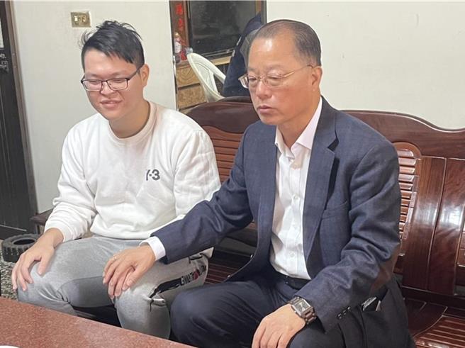 谢姓通缉犯去年枪击云林员警林俞宏（左），本月16日云林地方法院依杀人未遂等罪，判谢嫌有期徒刑12年6个月，全案可上诉。此案因林事后不仅未破格晋升，考绩还被打乙等，引发社会关注。（本报资料照片）